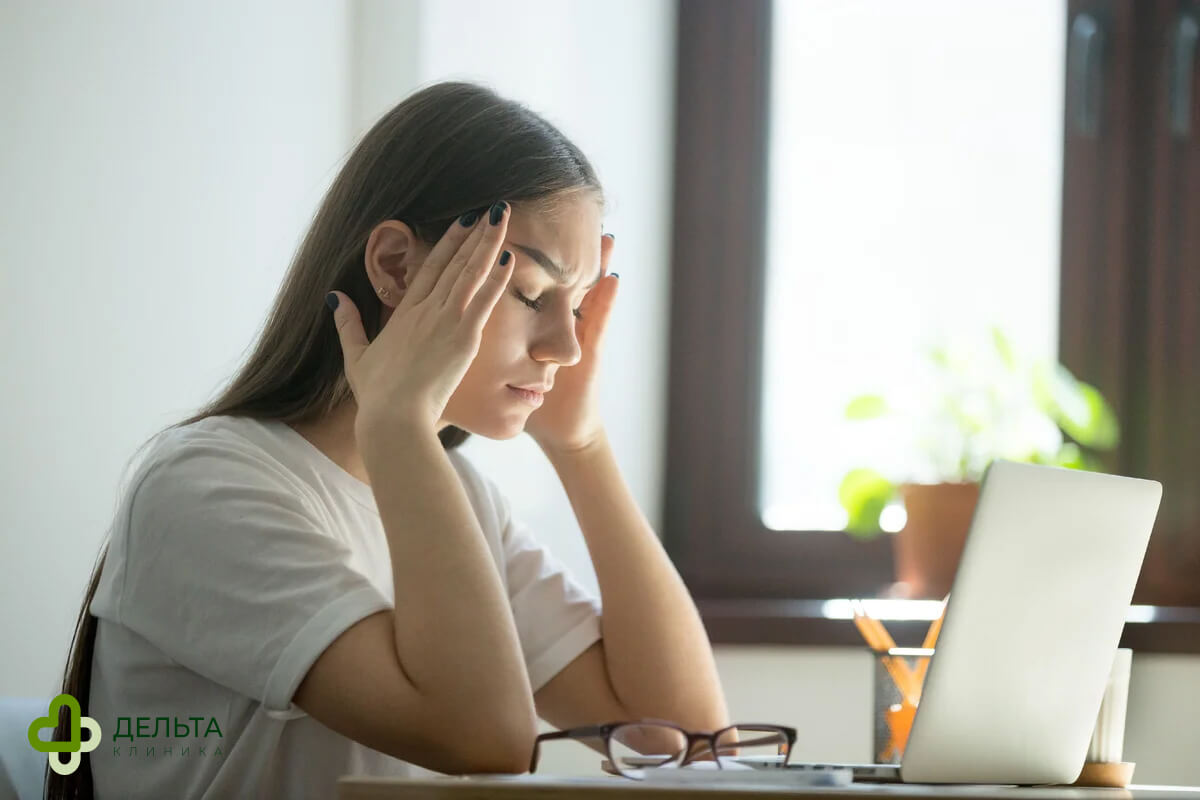 Девушка держится за голову